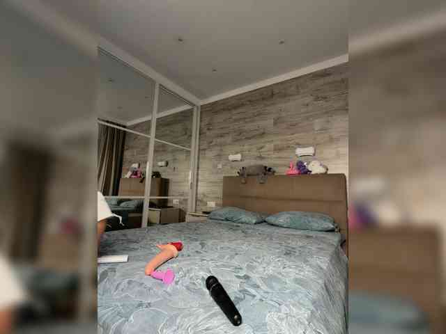 MolliKiana webcam