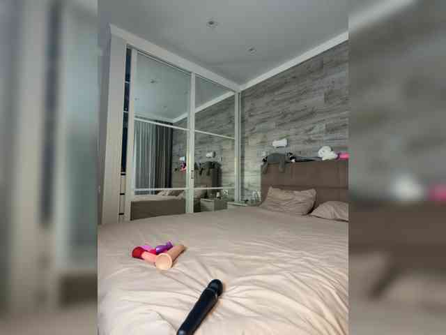 MolliKiana webcam