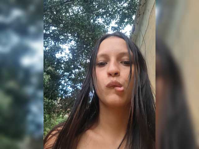 Esmeralda-2petit live cam on BongaCams