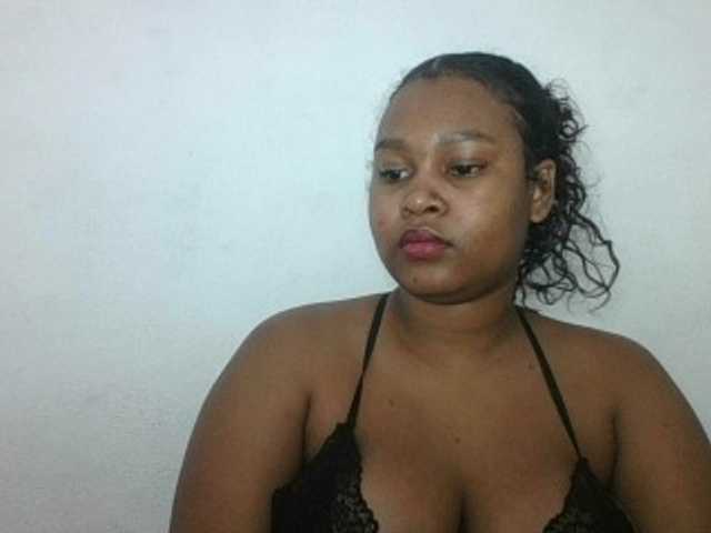 le modèle Triida est en webcam porno dans un show sur le site bongacams, il possède les tags suivants: Ebony,Brunette,Shaved