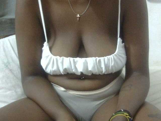 Kiki-malia live cam on BongaCams