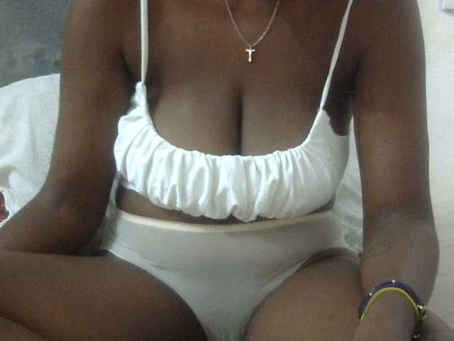 Kiki-malia live cam on BongaCams