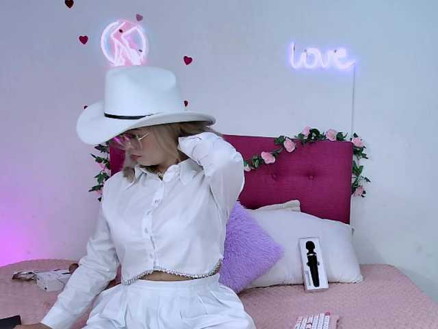 Sharlott-3 live cam on BongaCams