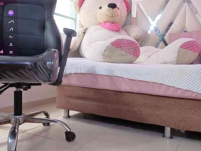 milah-tay's live room