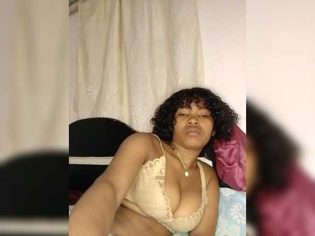 Candis02 live cam on BongaCams