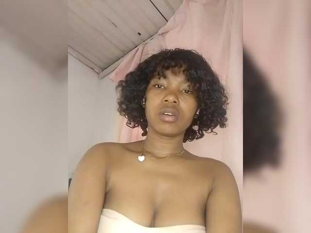 Candis02 live cam on BongaCams