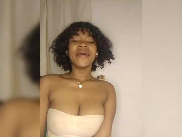 Candis02 live cam on BongaCams