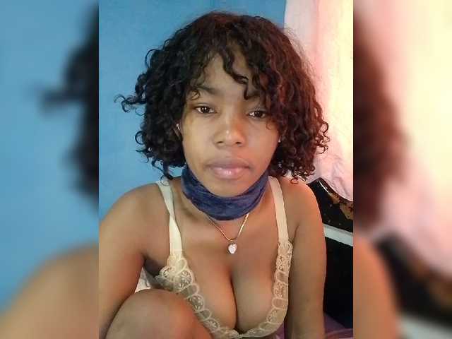Candis02 live cam on BongaCams