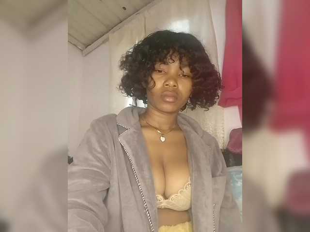 Candis02 live cam on BongaCams