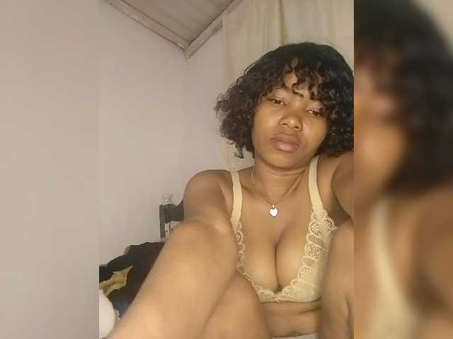 Candis02 live cam on BongaCams