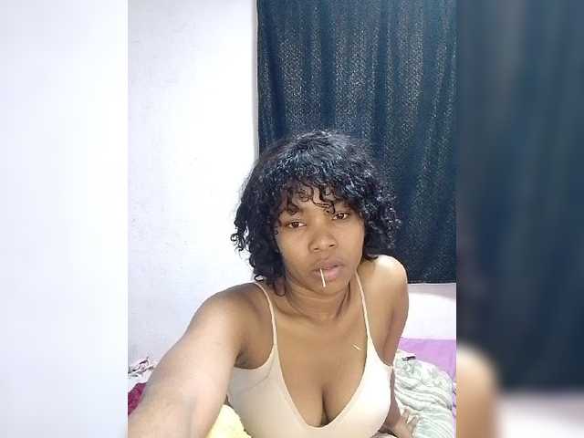 Candis02 live cam on BongaCams