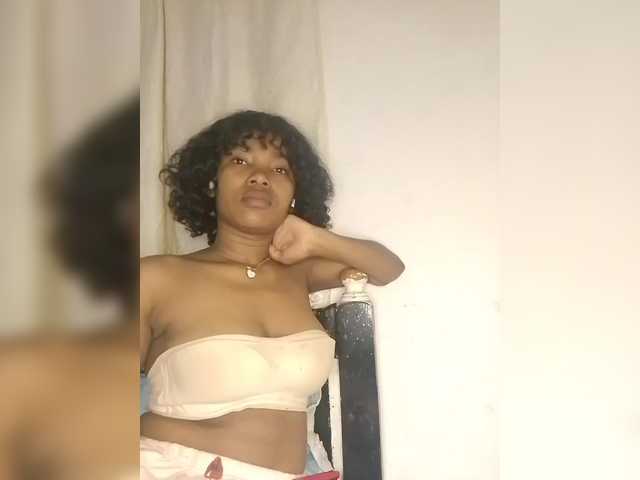 Candis02 live cam on BongaCams