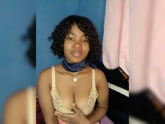 Candis02 live cam on BongaCams