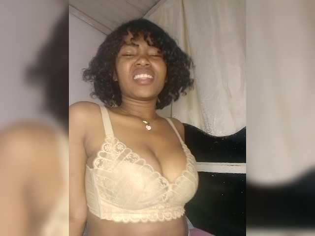 Candis02 live cam on BongaCams