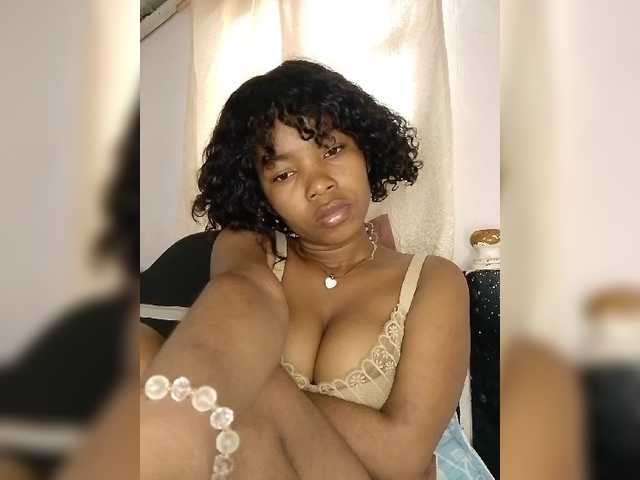 Candis02 live cam on BongaCams