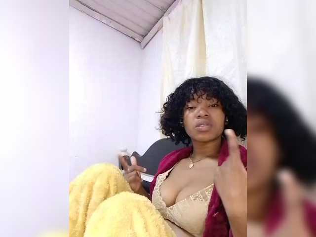 Candis02 live cam on BongaCams