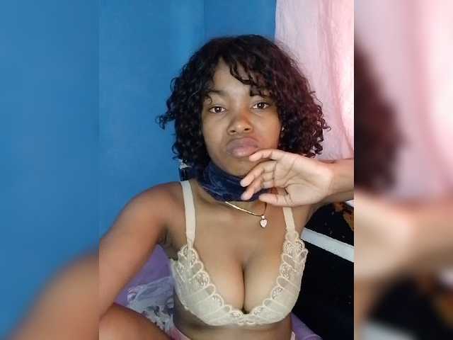 Candis02 live cam on BongaCams
