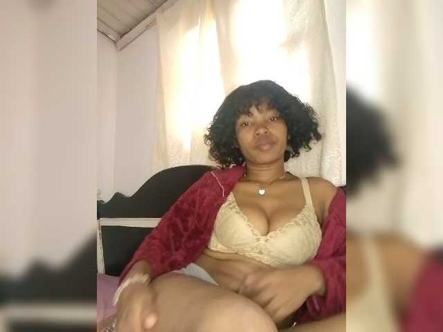 Candis02 live cam on BongaCams