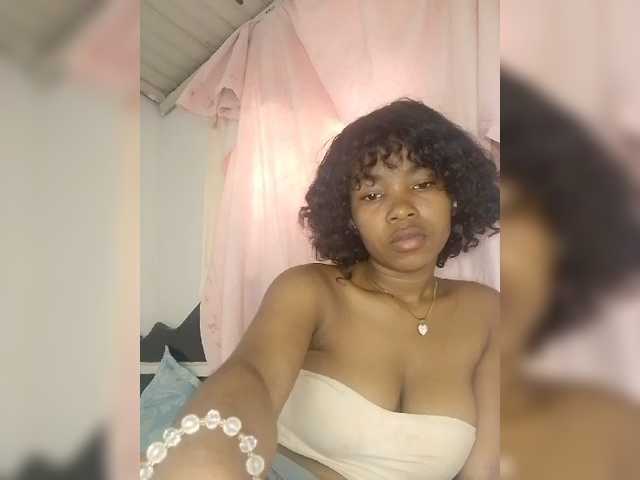 Candis02 live cam on BongaCams