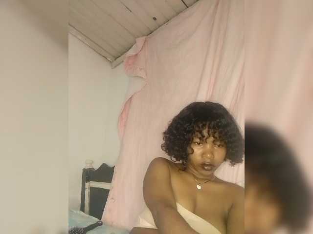 Candis02 live cam on BongaCams