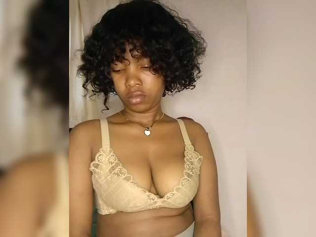 Candis02 live cam on BongaCams