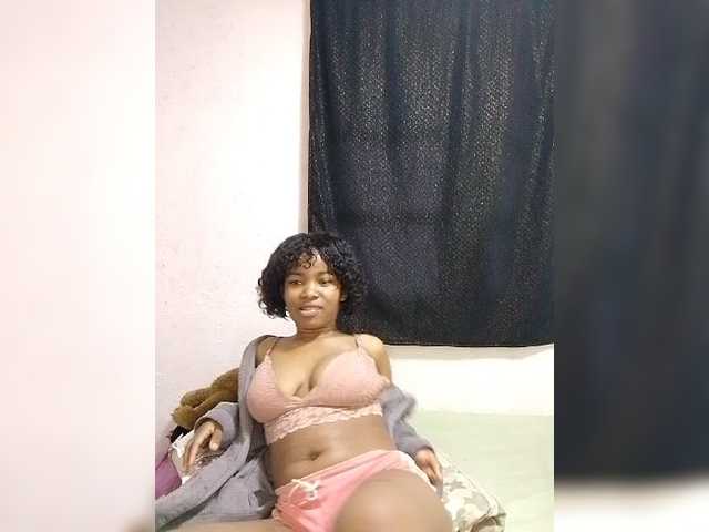 Candis02 live cam on BongaCams