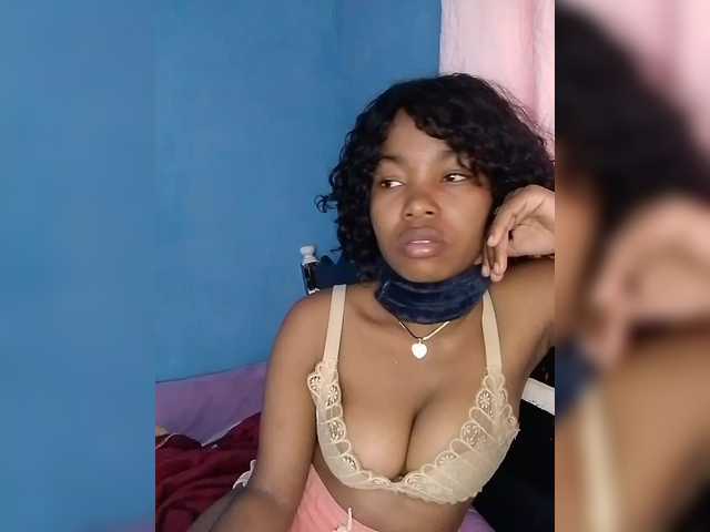 Candis02 live cam on BongaCams
