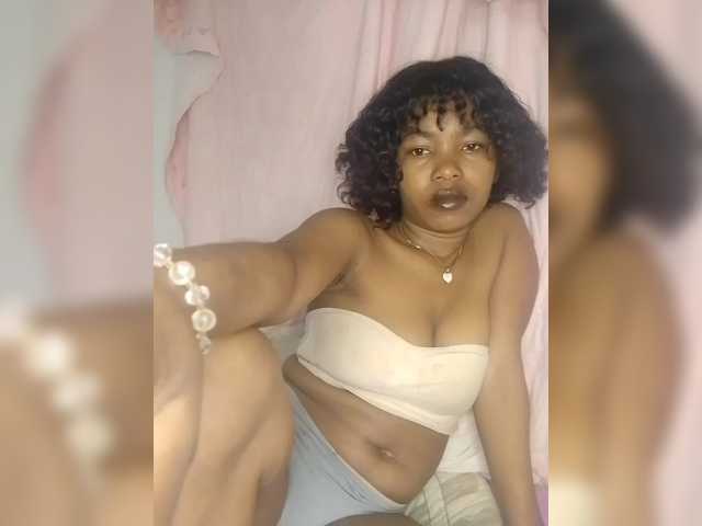 Candis02 live cam on BongaCams