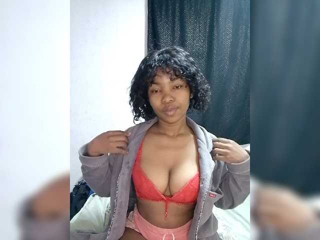 Candis02 live cam on BongaCams