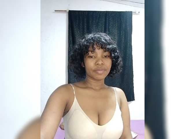 Candis02 live cam on BongaCams
