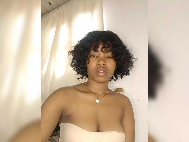 Candis02 live cam on BongaCams