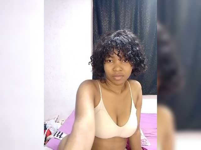 Candis02 live cam on BongaCams