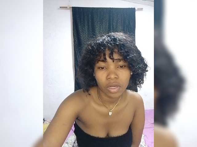 Candis02 live cam on BongaCams
