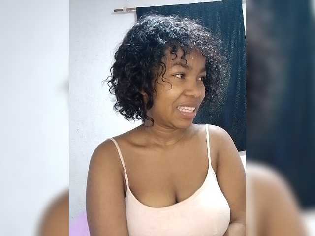 Candis02 live cam on BongaCams