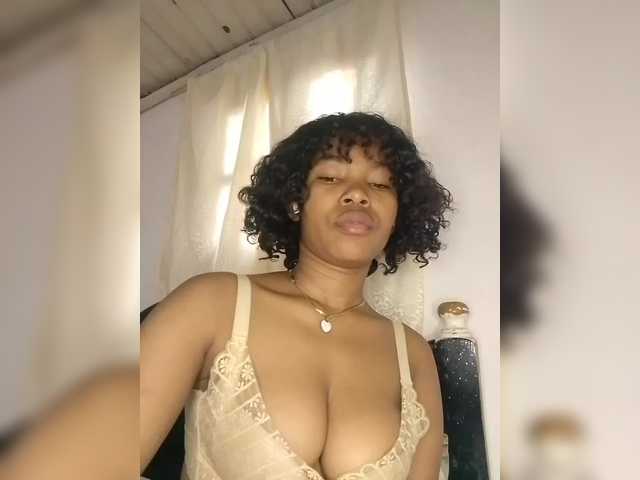 Candis02 live cam on BongaCams