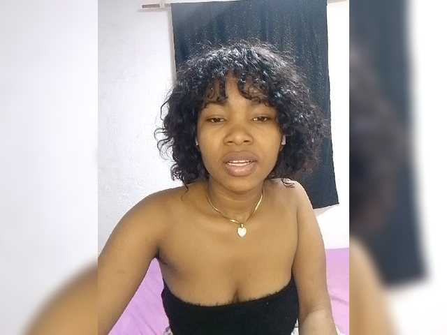 Candis02 live cam on BongaCams