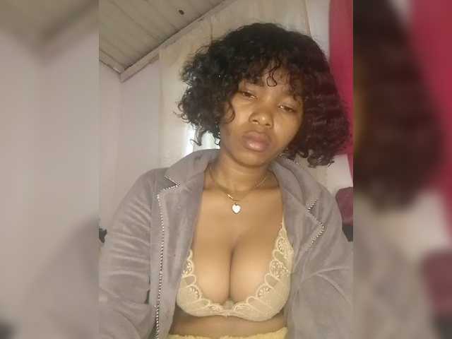 Candis02 live cam on BongaCams