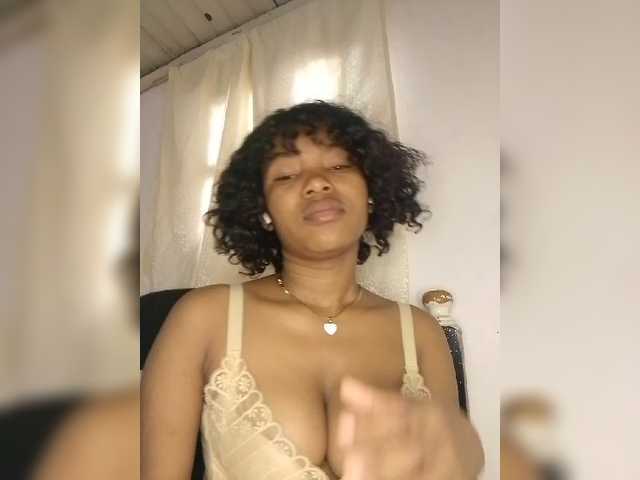 Candis02 live cam on BongaCams