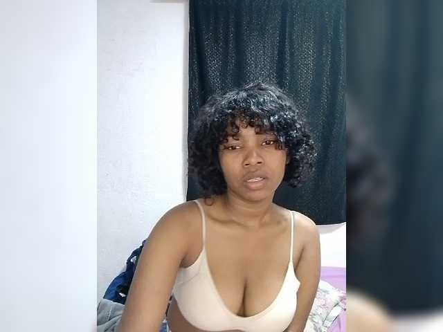 Candis02 live cam on BongaCams