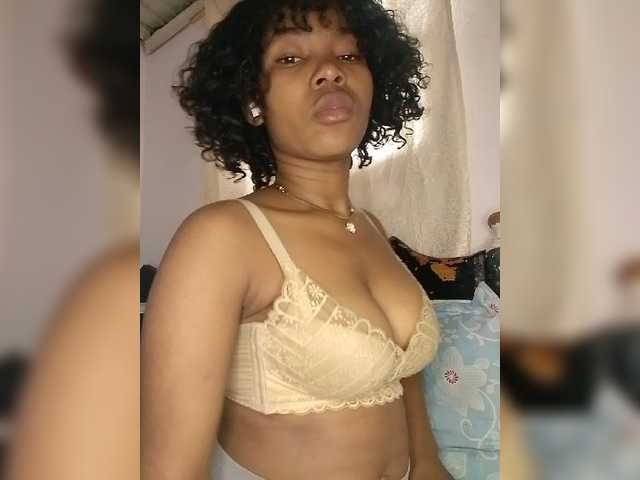 Candis02 live cam on BongaCams