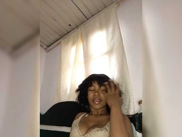 Candis02 live cam on BongaCams