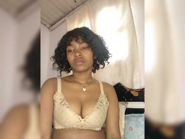 Candis02 live cam on BongaCams
