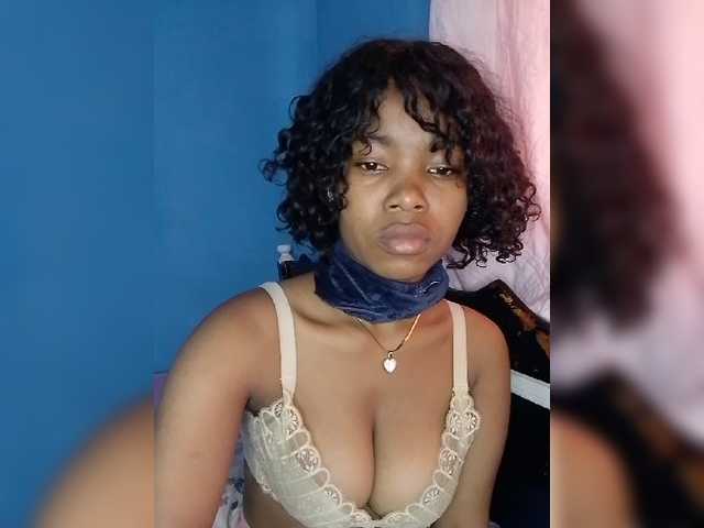 Candis02 live cam on BongaCams