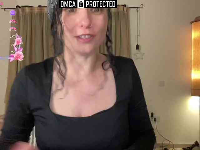 LiliNewdawn webcam