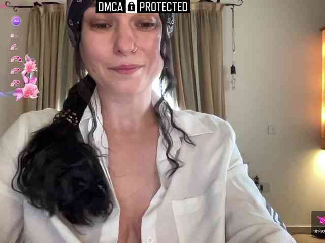 LiliNewdawn webcam