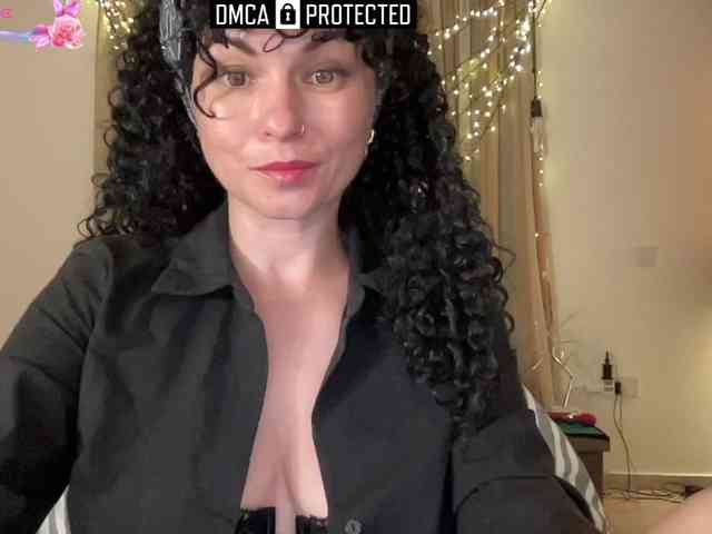 LiliNewdawn webcam