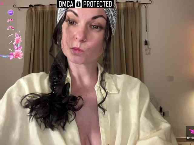 LiliNewdawn webcam