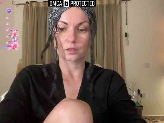 LiliNewdawn webcam