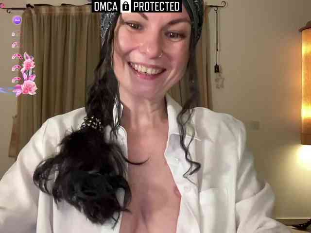 LiliNewdawn webcam