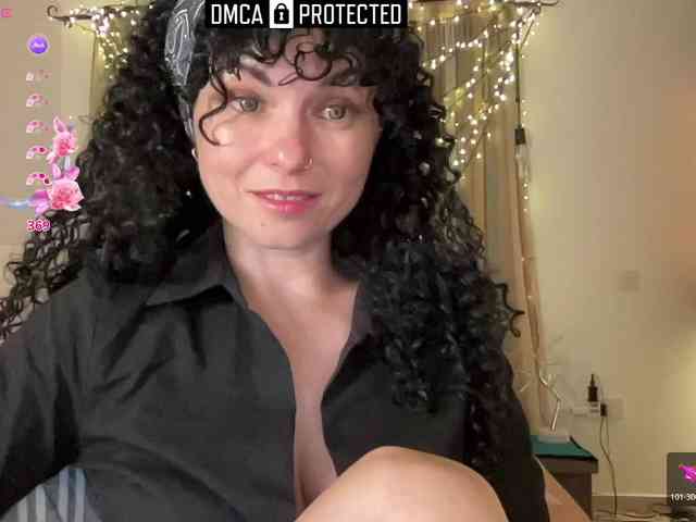 LiliNewdawn webcam